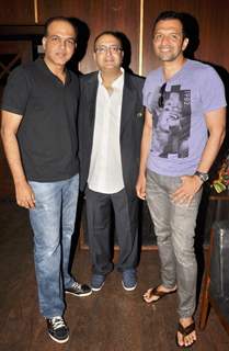 Ashutosh Gowariker, Viveck Vaswani and Atul Kasbekar at Viveck Vaswani's surprise birthday bash