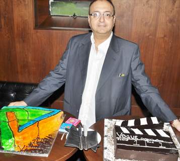 Viveck Vaswani cutting his birthday cake