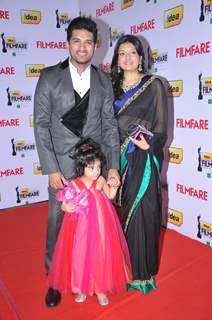 Vijay Yesudas with wife and daughter at 59th !dea Filmfare Awards 2011 (South)