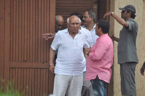 Yash Chopra arrived at Rajesh Khanna's residence to pay his condolence to the family