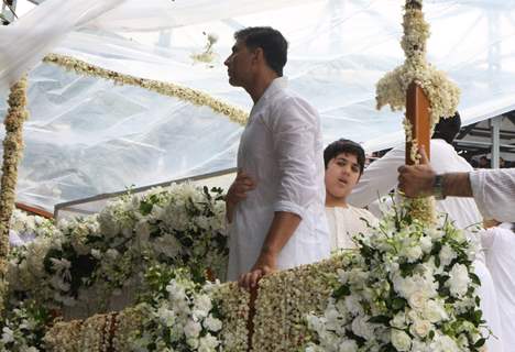 Akshay Kumar with son Aarav at Rajesh Khanna's funeral