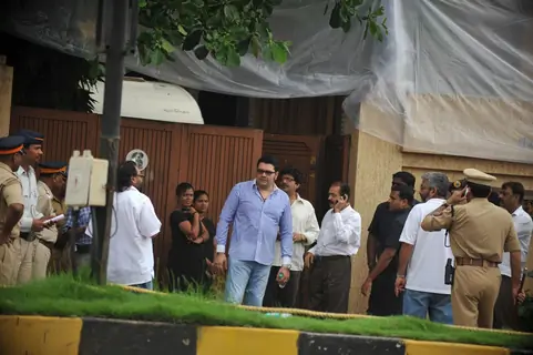 Paying tribute to superstar Rajesh Khanna at Aashirwad Banglow