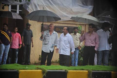 Rakesh Roshan Paying tribute to superstar Rajesh Khanna at Aashirwad Banglow