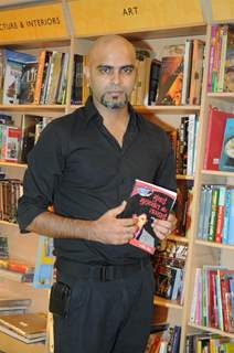 Farhan Akhtar at Crossword Juhu for Rajiv Paul Book Reading