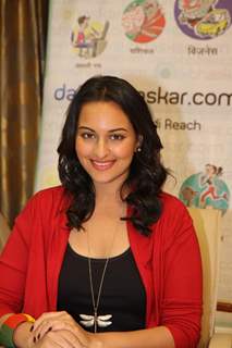 Sonakshi Sinha teaches dance to Aliens of film Joker