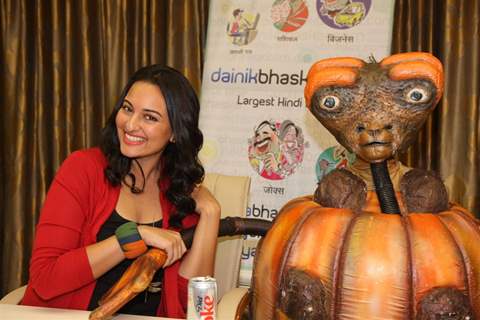 Sonakshi Sinha teaches dance to Aliens of film Joker