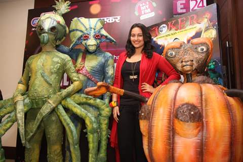 Sonakshi Sinha teaches dance to Aliens of film Joker