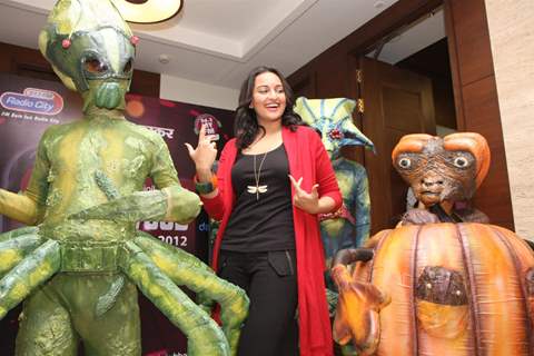 Sonakshi Sinha teaches dance to Aliens of film Joker