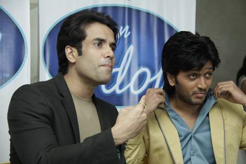 Ritesh Deshmukh & Tusshar Kapoor at Indian Idol