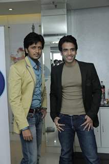 Ritesh Deshmukh & Tusshar Kapoor at Indian Idol