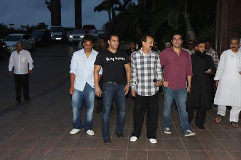 Salman and Sanjay Dutt at Baba Siddique's Iftar Party