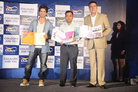 Bollywood actrors Shahid Kapoor and Boman Irani at Dulux colour confluence event in Mumbai. .