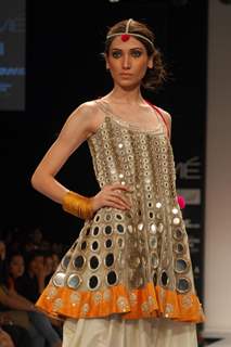 Shibani Dandekar showstopper for Payal Singhal at Lakme Fashion Week Winter Festive 2012
