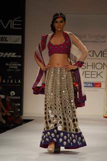 Shibani Dandekar showstopper for Payal Singhal at Lakme Fashion Week Winter Festive 2012