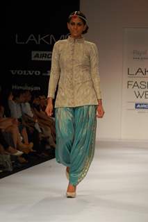 Shibani Dandekar showstopper for Payal Singhal at Lakme Fashion Week Winter Festive 2012