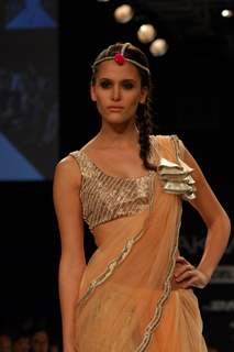 Shibani Dandekar showstopper for Payal Singhal at Lakme Fashion Week Winter Festive 2012