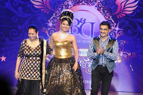 Nigaar Khan with Bharat and Dorris at Bharat And Dorris Bridal Fashion Awards