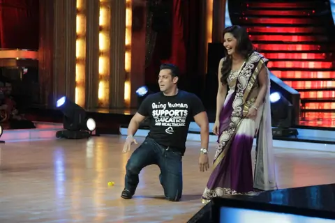Salman Khan and Madhuri Dixit on the sets of Jhalak Dikhhla Jaa
