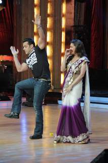 Salman Khan and Madhuri Dixit on the sets of Jhalak Dikhhla Jaa