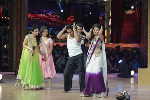 Ragini Khanna, Rashmi Desai, Salman Khan and Madhuri Dixit on the sets of Jhalak Dikhhla Jaa