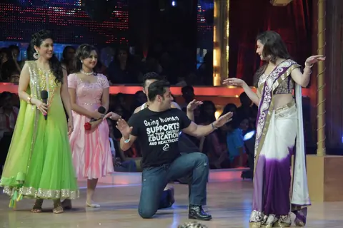 Ragini Khanna, Rashmi Desai, Salman Khan and Madhuri Dixit on the sets of Jhalak Dikhhla Jaa