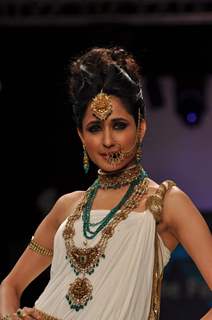 Nargis Fakhri & Abhay Deol walks the ramp for Amrapali Jewellers at IIJW 2012