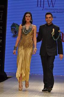 Nargis Fakhri & Abhay Deol walks the ramp for Amrapali Jewellers at IIJW 2012