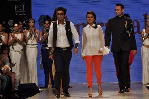 Nargis Fakhri & Abhay Deol walks the ramp for Amrapali Jewellers at IIJW 2012