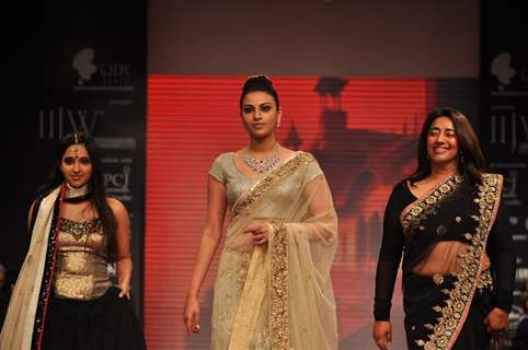 Anuskha Ranjan, Anu Ranjan on ramp at the Beti show by Vikram Phadnis at IIJW 2012