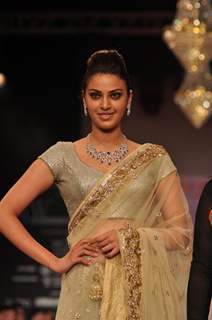 Anuskha Ranjan on ramp at the Beti show by Vikram Phadnis at IIJW 2012