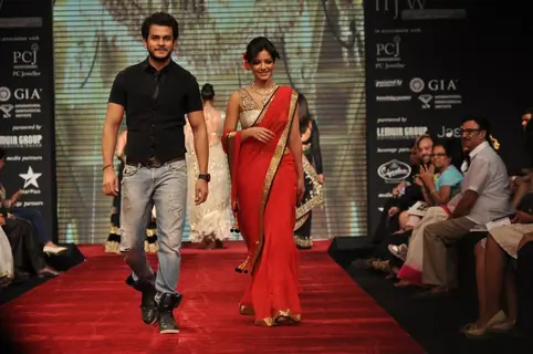 Jay Soni and Ishita Sharma on ramp at the Beti show by Vikram Phadnis at IIJW 2012
