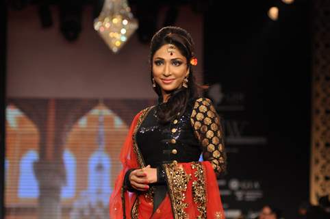 Mouli Ganguly on ramp at the Beti show by Vikram Phadnis at IIJW 2012