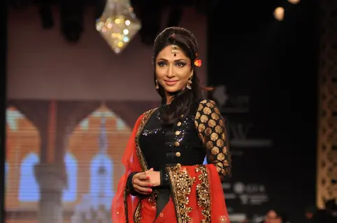 Mouli Ganguly on ramp at the Beti show by Vikram Phadnis at IIJW 2012
