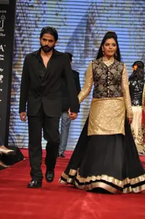 Pooja Gor on ramp at the Beti show by Vikram Phadnis at IIJW 2012