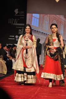 Tasneem Sheikh and Muskaan Mihani on ramp at the Beti show by Vikram Phadnis at IIJW 2012