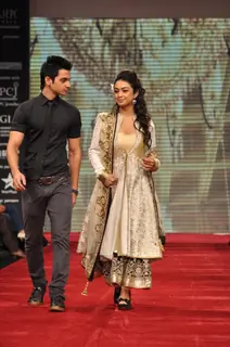 Bollywood and Television Celebs on ramp at the Beti show by Vikram Phadnis at IIJW 2012