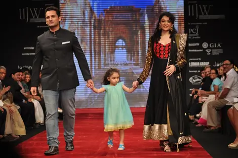 Jai Kalra on ramp at the Beti show by Vikram Phadnis at IIJW 2012