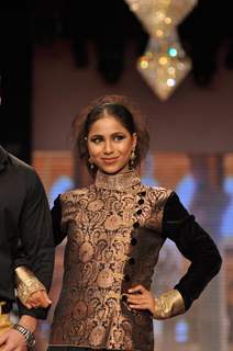 Vibha Anand on ramp at the Beti show by Vikram Phadnis at IIJW 2012