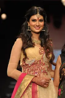 Sayali Bhagat on ramp at the Beti show by Vikram Phadnis at IIJW 2012