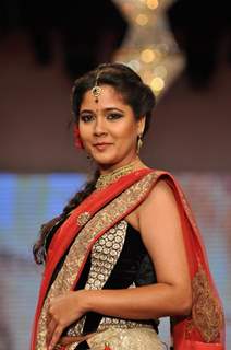 Narayani Shastri on ramp at the Beti show by Vikram Phadnis at IIJW 2012