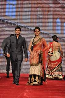 Karam Rajpal and Priya Chauhan on ramp at the Beti show by Vikram Phadnis at IIJW 2012