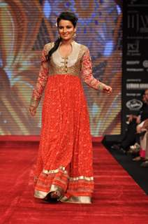 Priyanka Bassi on ramp at the Beti show by Vikram Phadnis at IIJW 2012