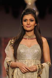 Bollywood Celebs on ramp at the Beti show by Vikram Phadnis at IIJW 2012