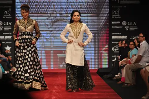 Aashka Goradia and Giaa Manek on ramp at the Beti show by Vikram Phadnis at IIJW 2012