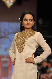 Giaa Manek on ramp at the Beti show by Vikram Phadnis at IIJW 2012