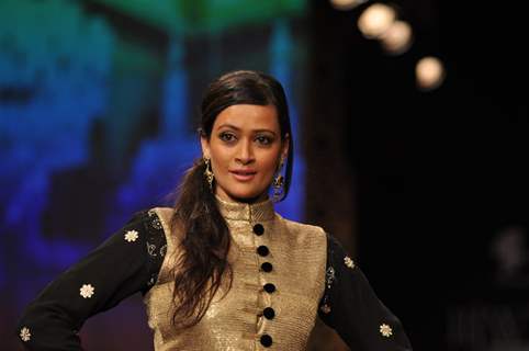 Jasveer Kaur on ramp at the Beti show by Vikram Phadnis at IIJW 2012