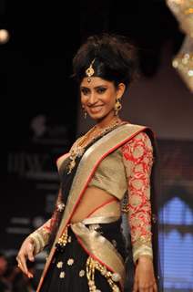 Bollywood Celebs on ramp at the Beti show by Vikram Phadnis at IIJW 2012