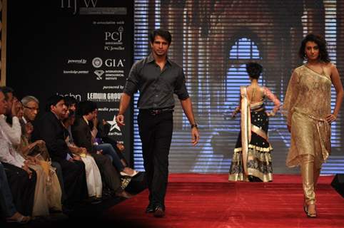 Ankur Nayyar and Additi Gupta on ramp at the Beti show by Vikram Phadnis at IIJW 2012