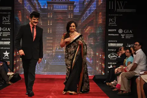 Rajesh Khattar and Vandana Sajnani on ramp at the Beti show by Vikram Phadnis at IIJW 2012