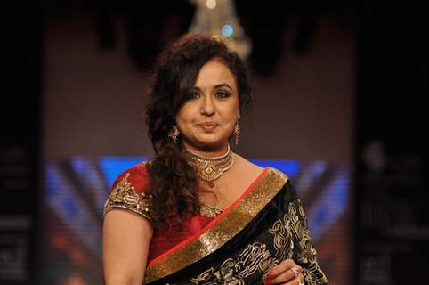 Vandana Sajnani on ramp at the Beti show by Vikram Phadnis at IIJW 2012